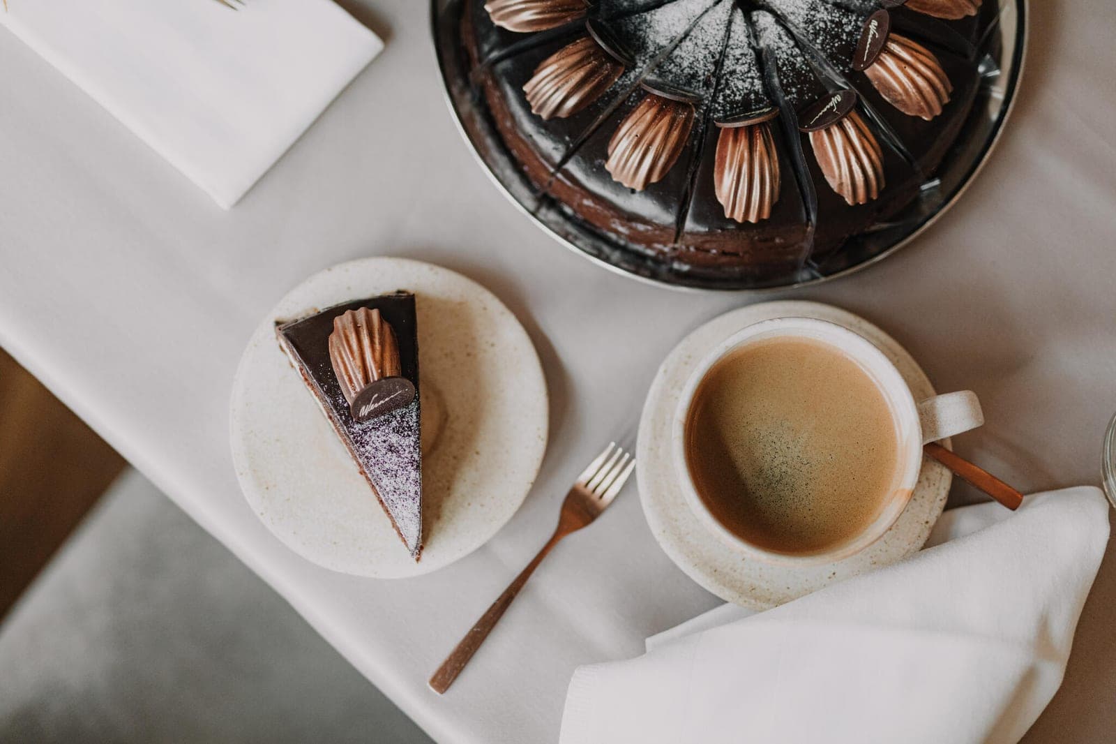 Šokolaaditordi viil ja cappuccino valgel laudlinal